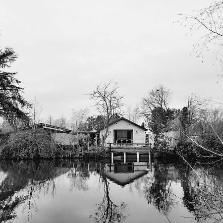 Rustig Gelegen Chalet Kapeki Met Tuin Aan Het Water Vila Geel Exterior foto