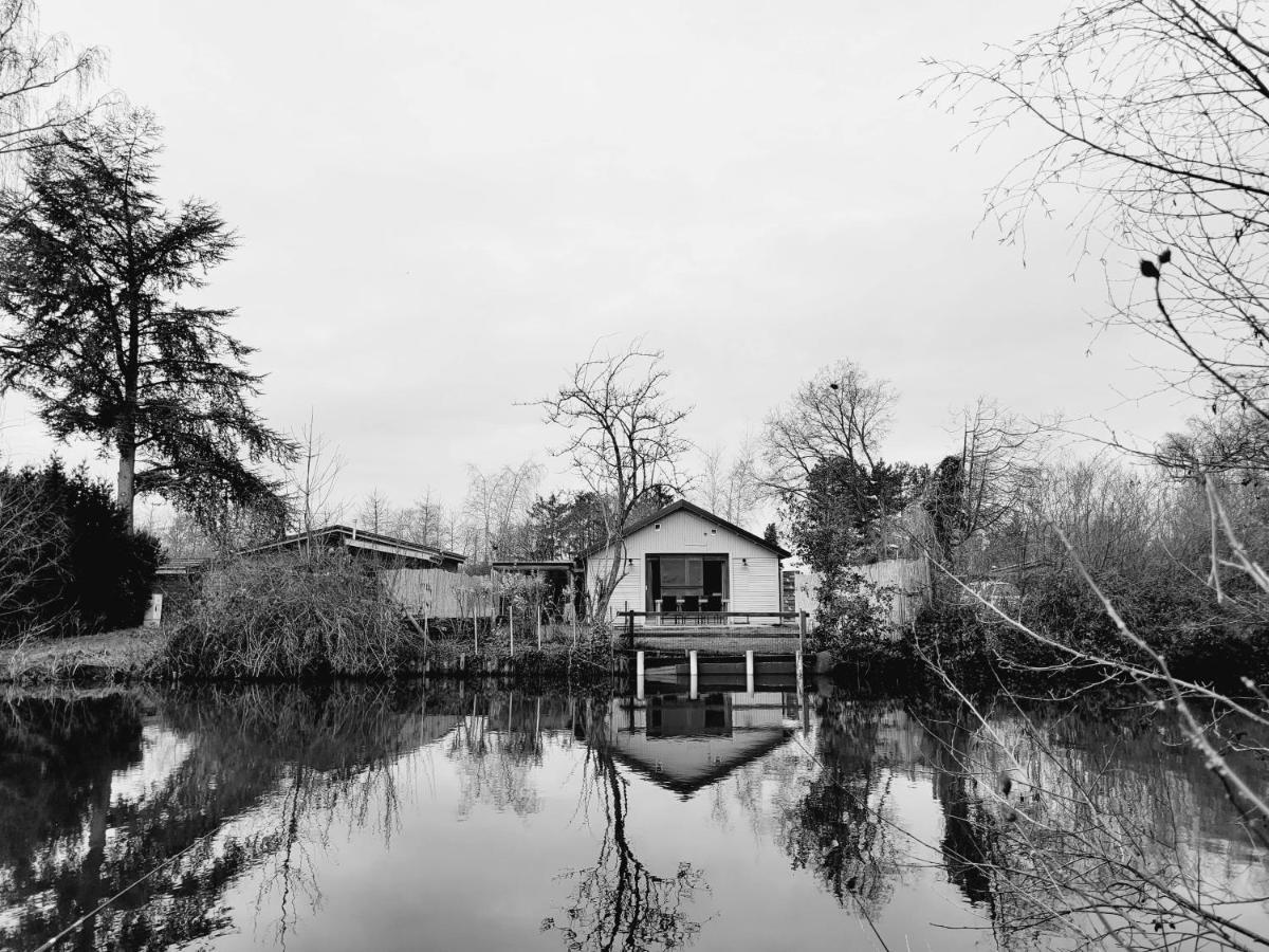 Rustig Gelegen Chalet Kapeki Met Tuin Aan Het Water Vila Geel Exterior foto